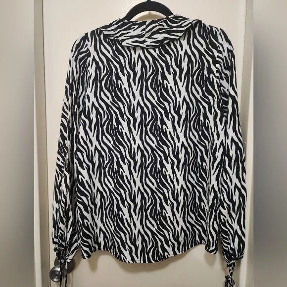 ZARA Size Small Black and White Animal Print Top - Picture 7 of 9